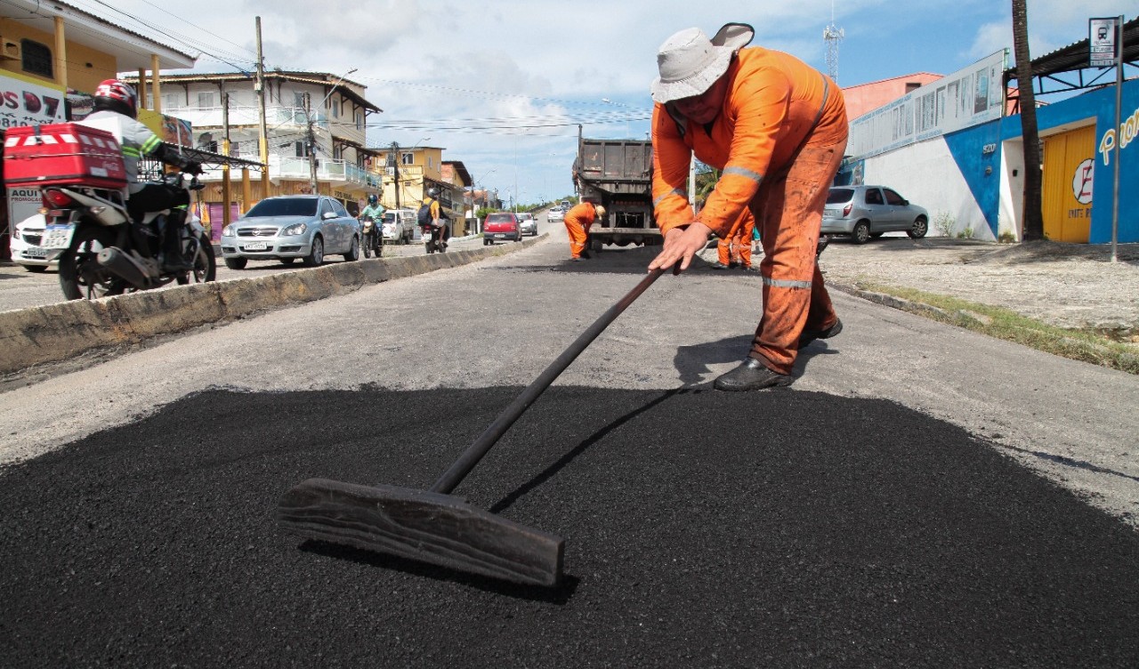 homem trabalhando na operação tapa-buraco